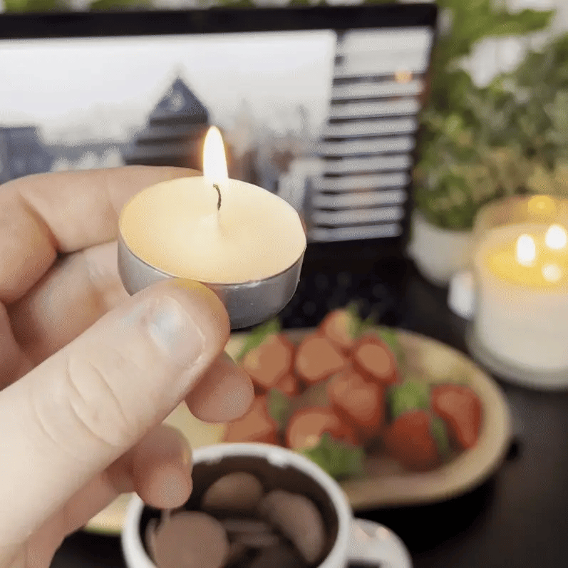 Person genießt Schokoladen-Fondue-Tasse am Abend